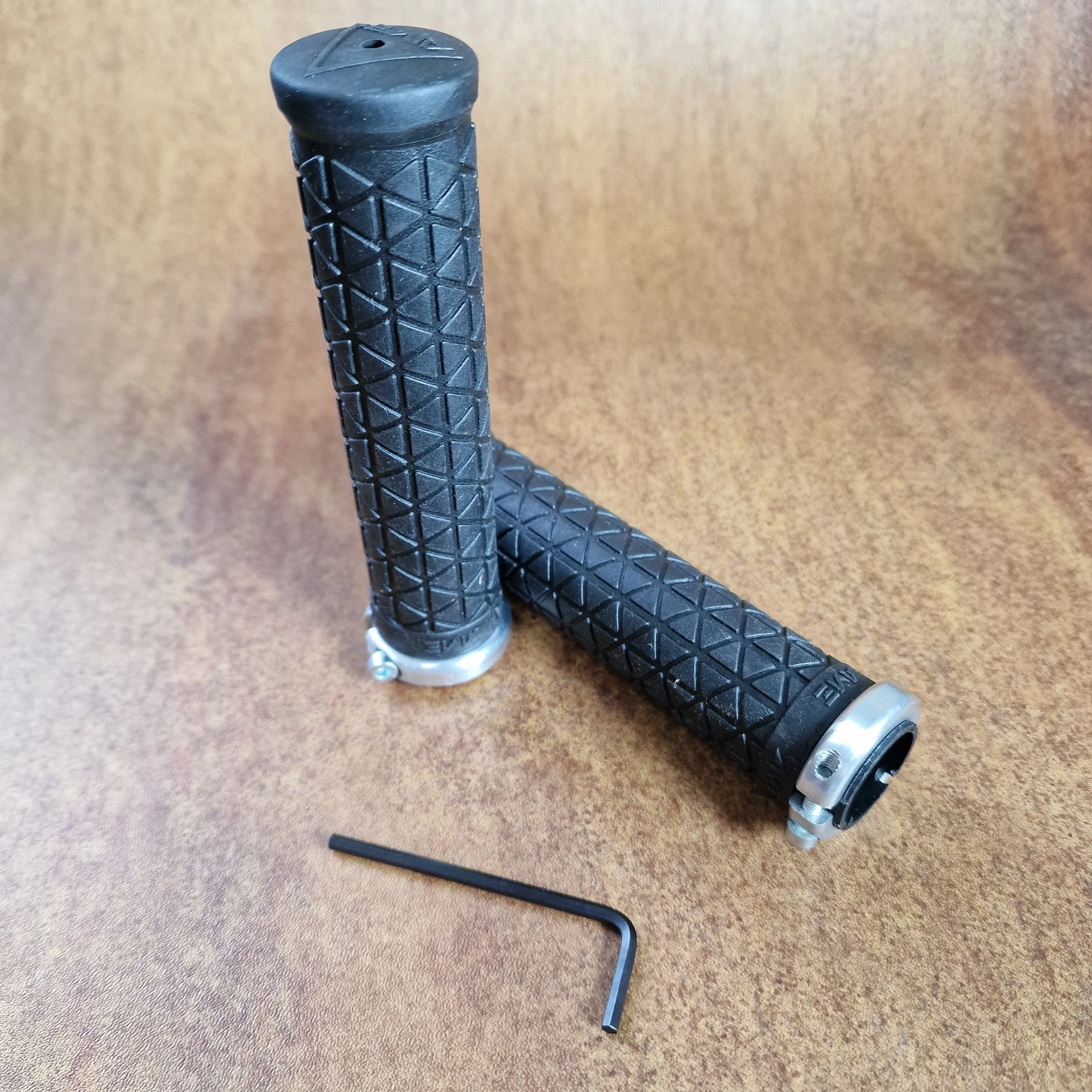A'ME Tri 1.2 Lock On Grips